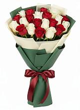Букет Микс из красных и белых роз в Радужном Владимирской области