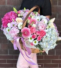 Цветочная композиция из Розы, Хризантемы, Пионы и Лизиантусы в корзине в Радужном Владимирской области