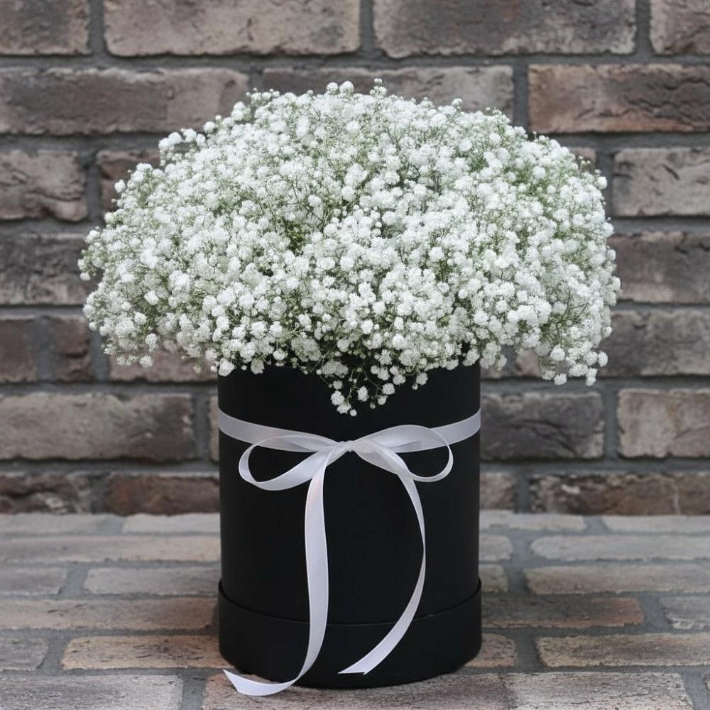 Цветочная композиция из Гипсофила в шляпной коробке в Радужном Владимирской области