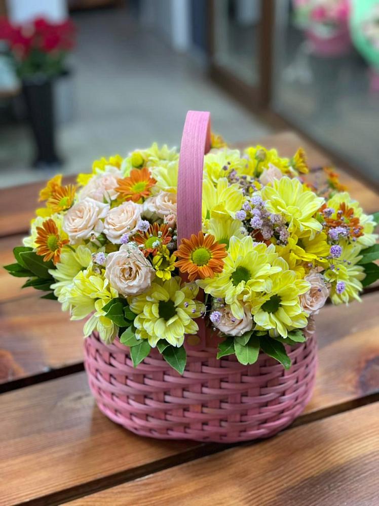 Цветочная композиция из Хризантемы и Розы в корзине в Радужном Владимирской области