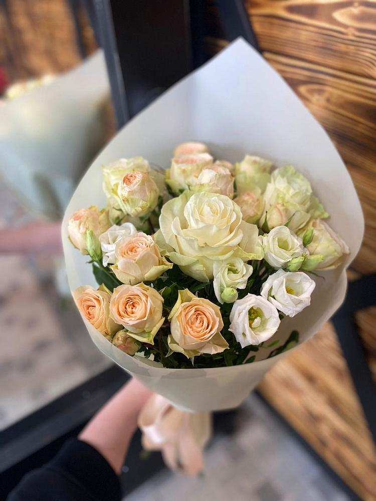 Букет цветов из: Розы и Лизиантусы в Радужном Владимирской области